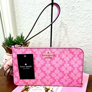 🌸Flower L-Zip Wristlet🌸